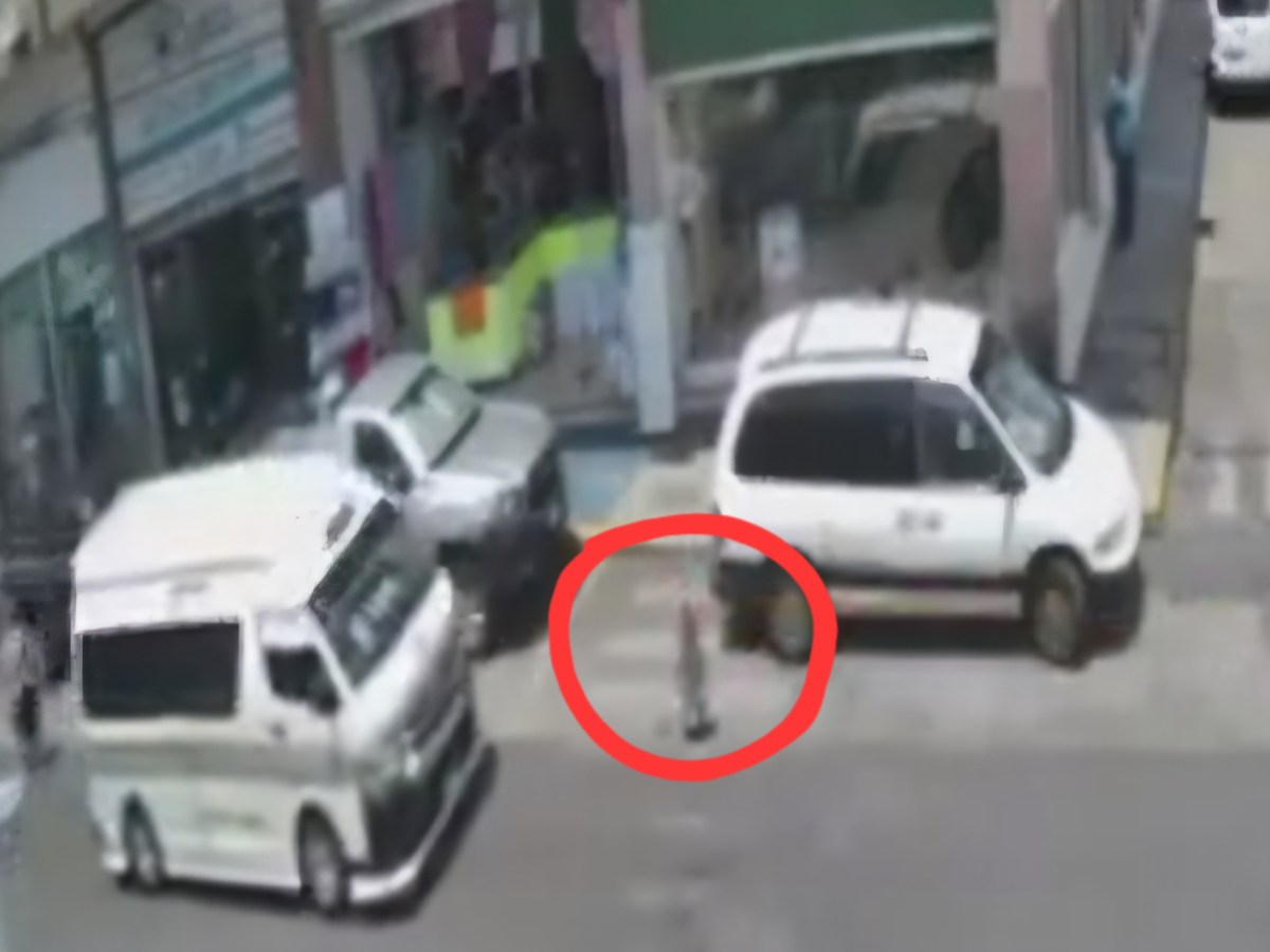 Solitario bebé es atropellado por una combi en Morelia (Video&nbsp;explícito)