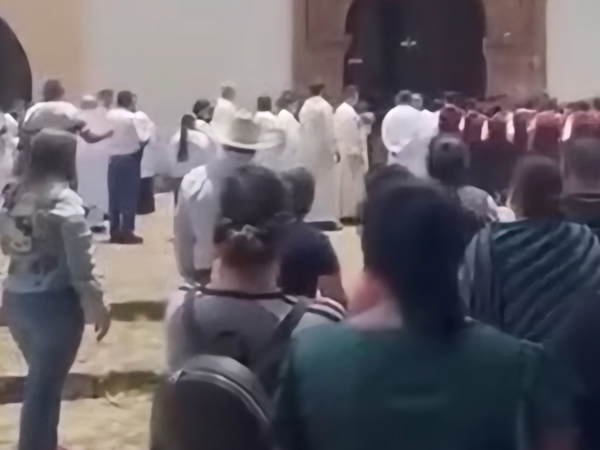 Protestan en plena misa contra sacerdote de Tzintzuntzan&nbsp;(Video)