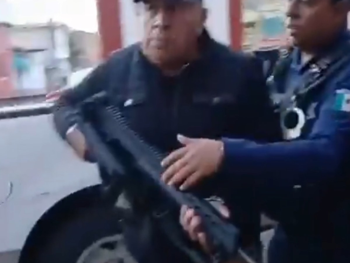 Policía de Contepec apunta con arma de uso exclusivo del Ejército a un detenido&nbsp;(Video)