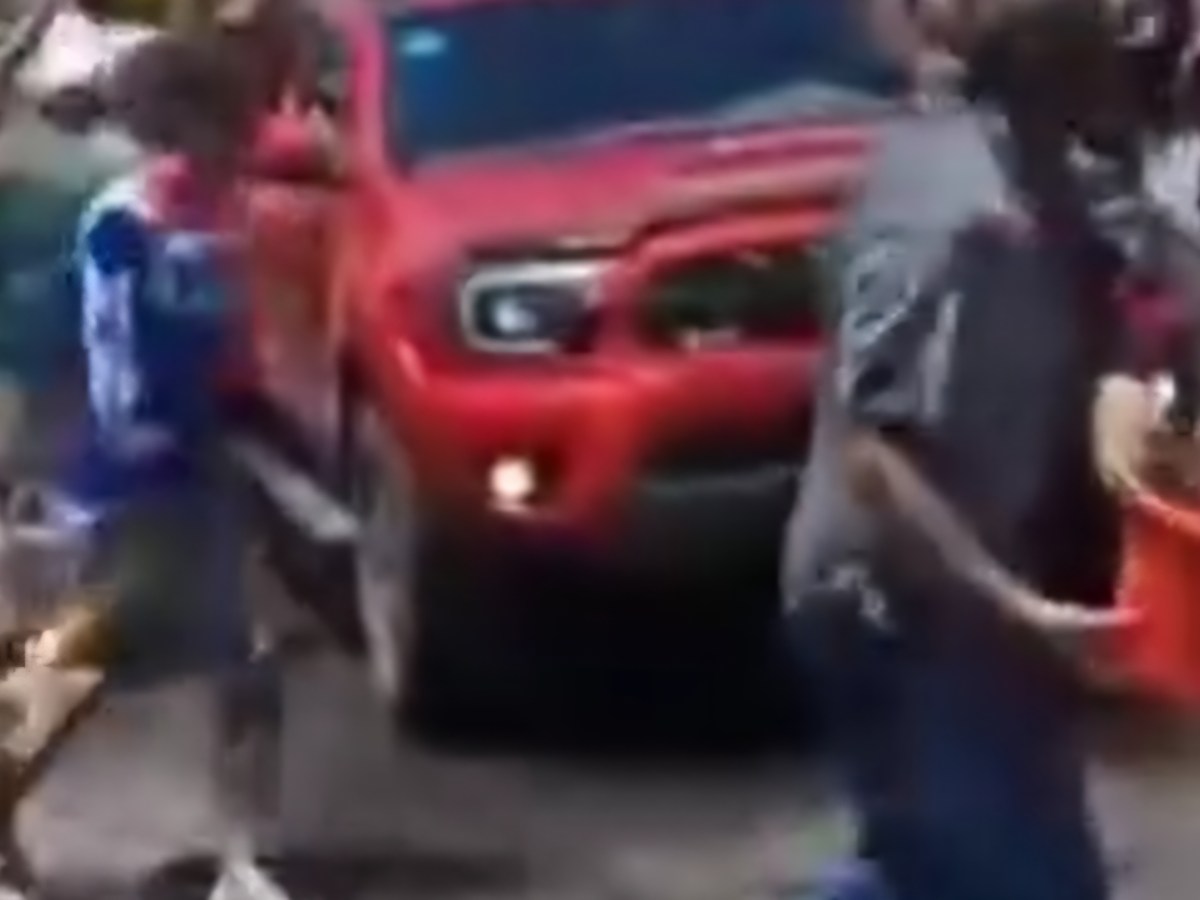 Pobladores mojan a pistoleros durante la Semana Santa en Hidalgo,&nbsp;Michoacán