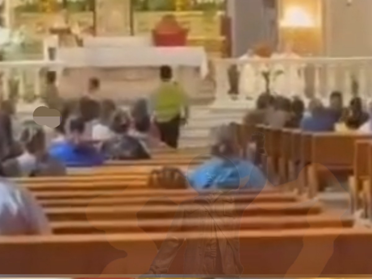 Hombre en cueros es perseguido en la santa misa por la policia de&nbsp;Morelia&nbsp;