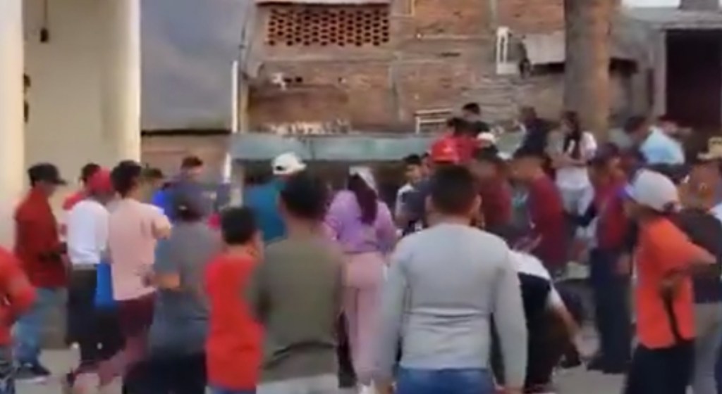 Multitud destaza a una gallina al tratar de atraparla en&nbsp;Chilchota