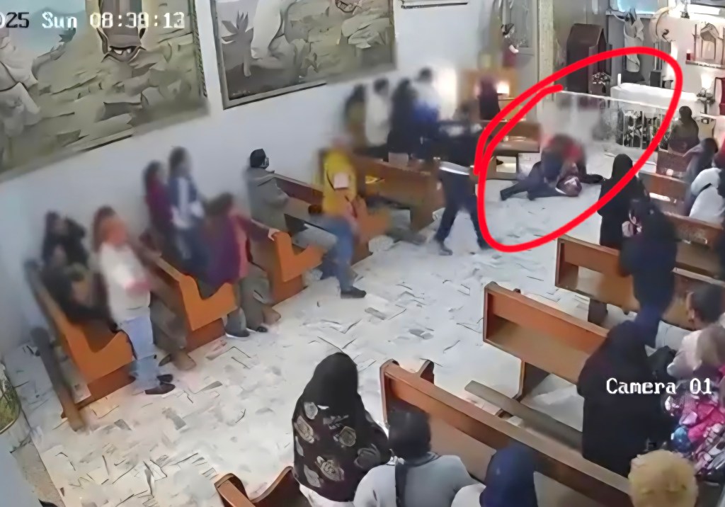 Video: Religioso entierra cuchillo a un otro durante misa de La&nbsp;paz
